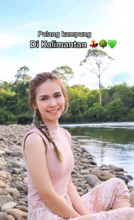 Pesona gadis Dayak yang cantik jelita.