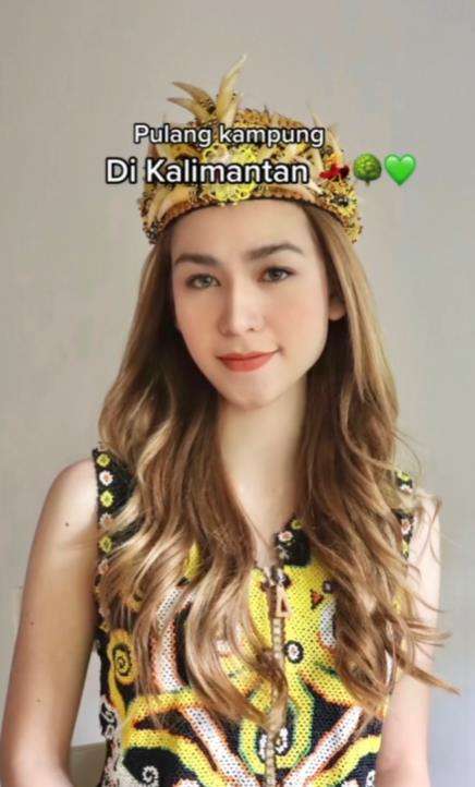 Pesona gadis Dayak yang cantik jelita.