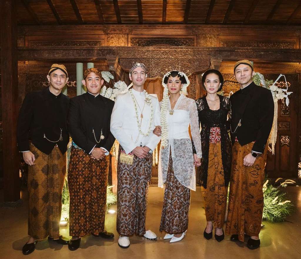 Sara Wijayanto dan Adinia Wirasti