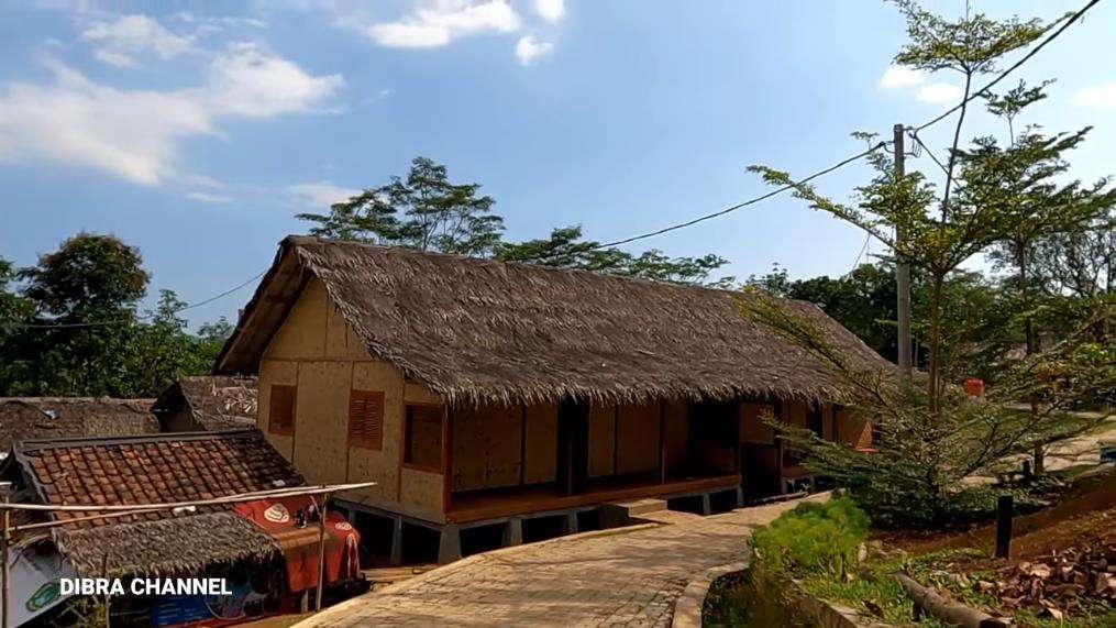 Rumah anti sombong beratap ijuk berdinding anyaman bambu.