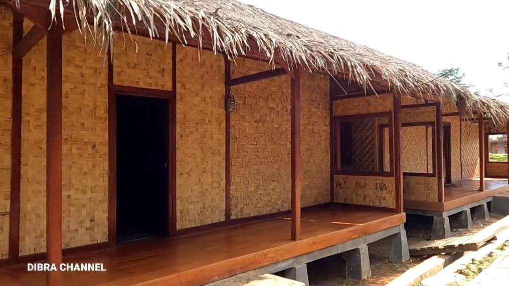 Rumah anti sombong beratap ijuk berdinding anyaman bambu.
