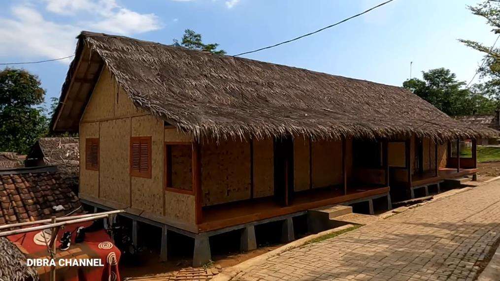 Rumah anti sombong beratap ijuk berdinding anyaman bambu.