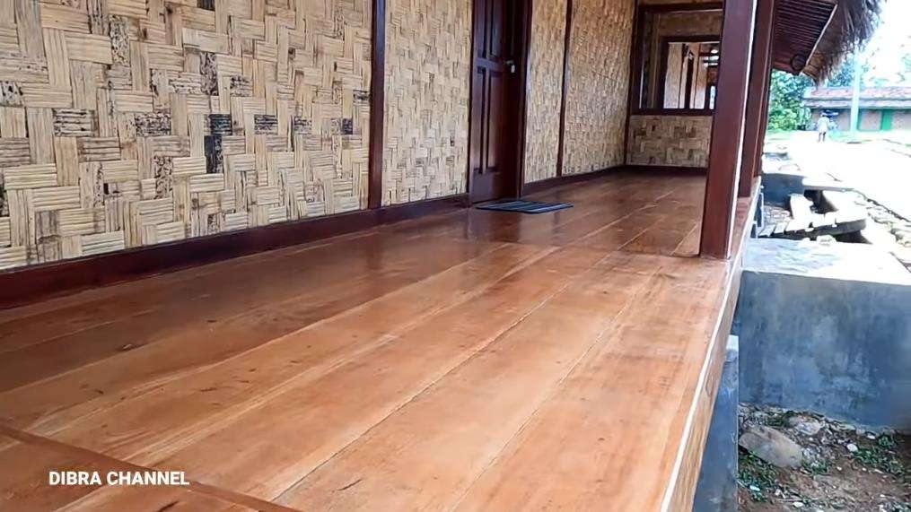 Rumah anti sombong beratap ijuk berdinding anyaman bambu.