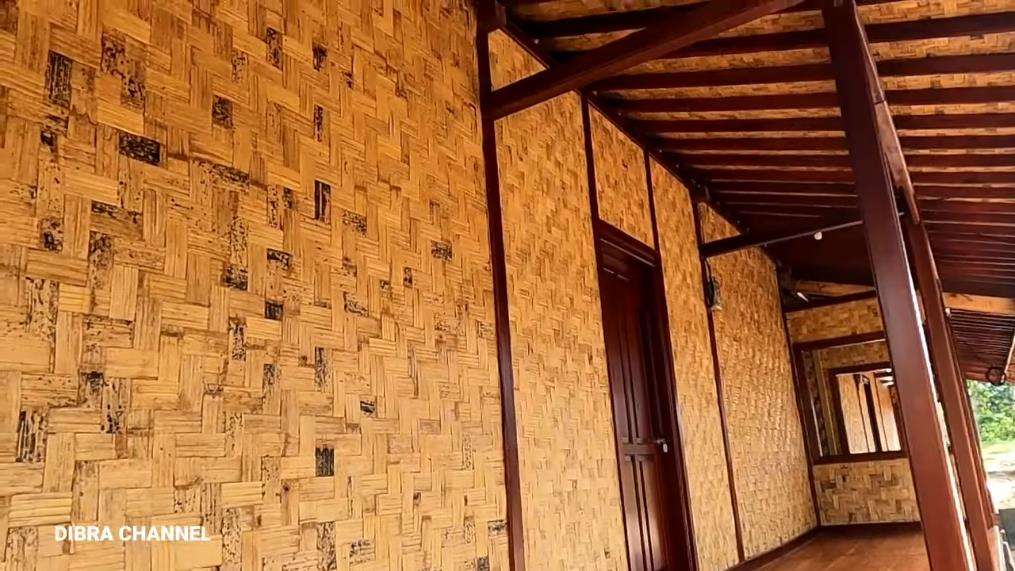 Rumah anti sombong beratap ijuk berdinding anyaman bambu.