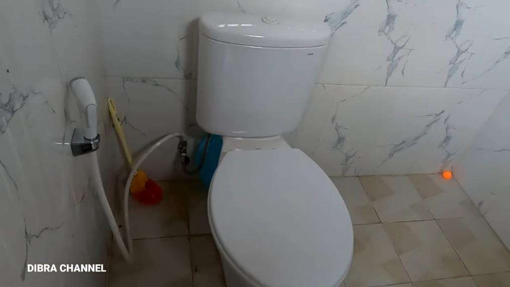 Rumah anti sombong beratap ijuk berdinding anyaman bambu.
