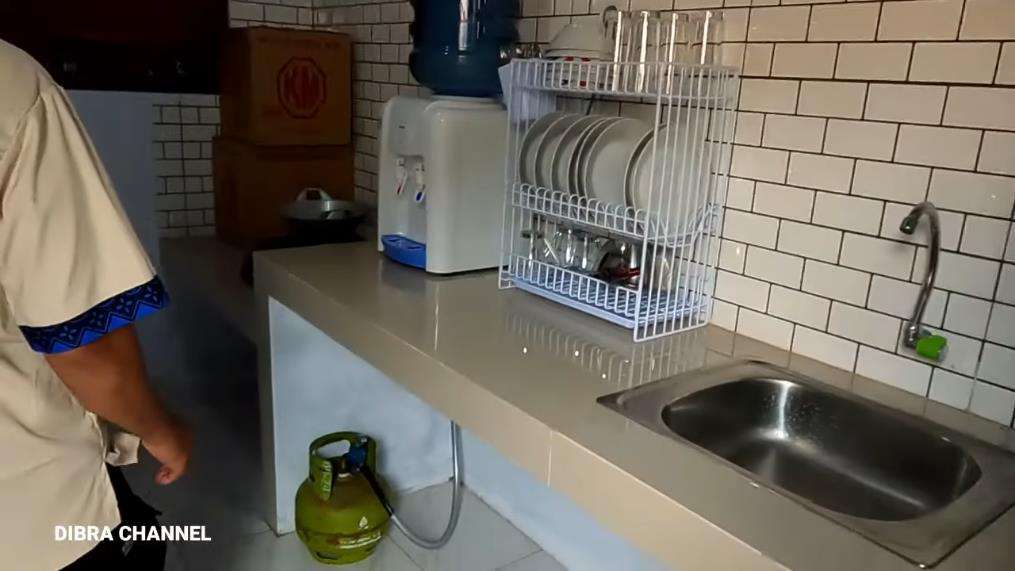 Rumah anti sombong beratap ijuk berdinding anyaman bambu.