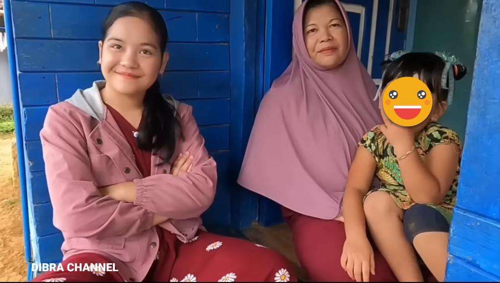 Kisah janda muda yang cantik dan lugu dari desa terpencil.