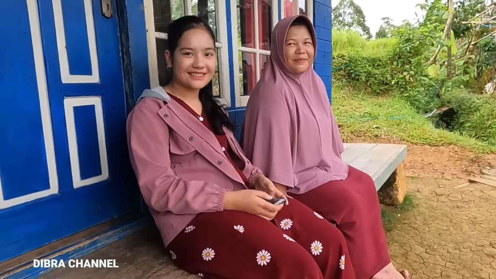 Kisah janda muda yang cantik dan lugu dari desa terpencil.