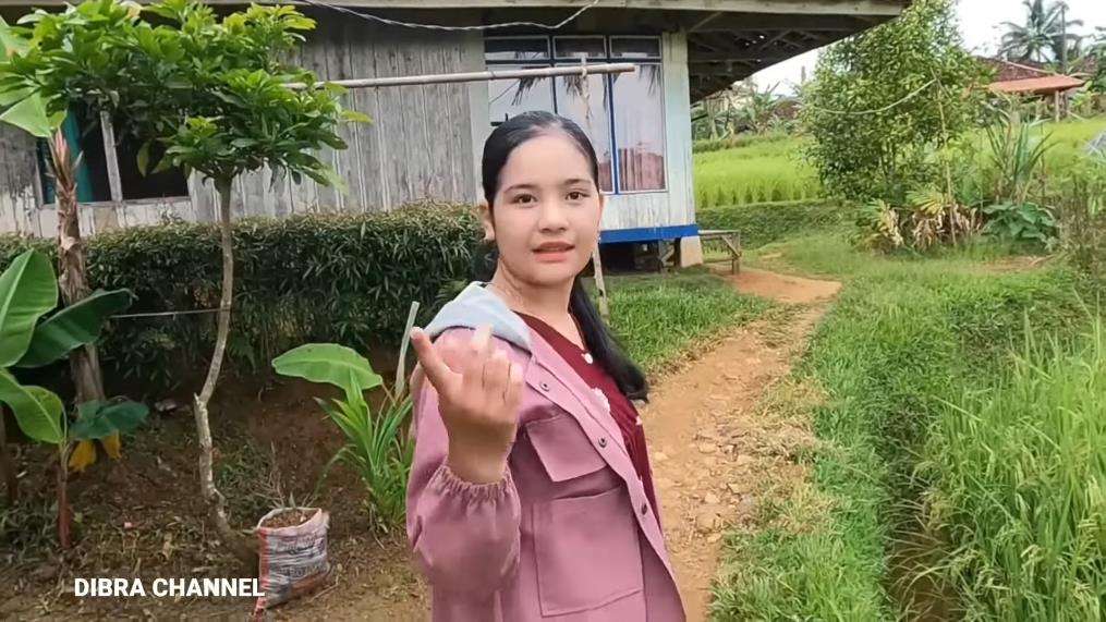 Kisah janda muda yang cantik dan lugu dari desa terpencil.