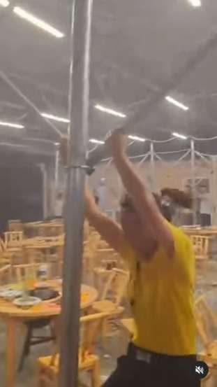 Angin Kencang di China, Atap Rumah Makan Terbang Membawa Orang Hingga Terjatuh dan Patah Tulang