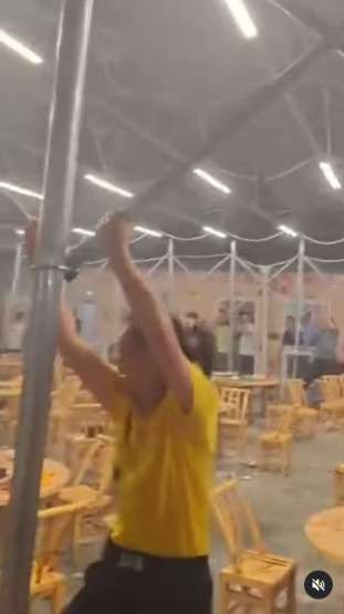 Angin Kencang di China, Atap Rumah Makan Terbang Membawa Orang Hingga Terjatuh dan Patah Tulang