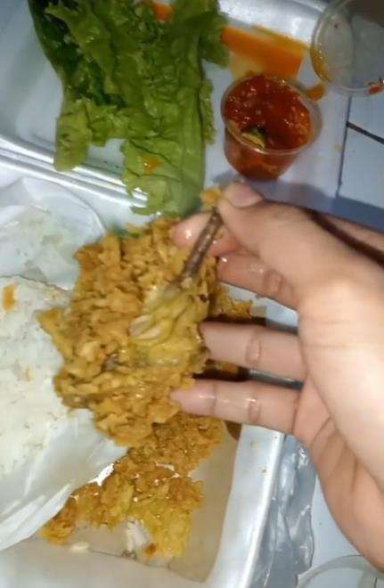 Momen menjijikkan temukan ekor tikus dalam lalapan ayam crispy.