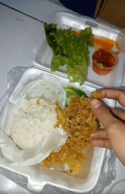 Momen menjijikkan temukan ekor tikus dalam lalapan ayam crispy.