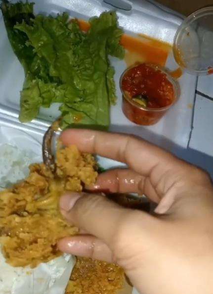 Momen menjijikkan temukan ekor tikus dalam lalapan ayam crispy.