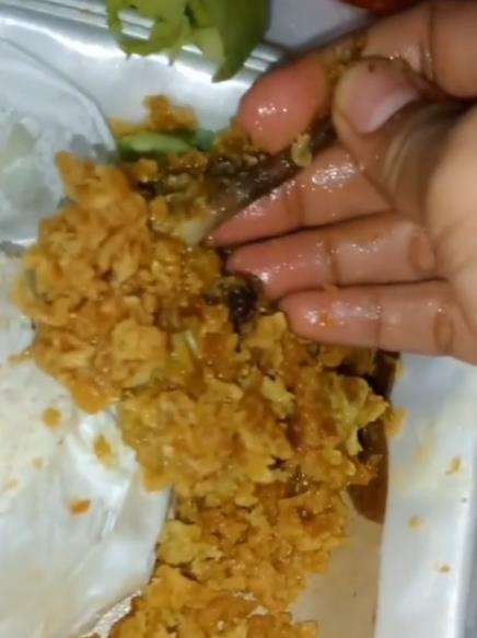 Momen menjijikkan temukan ekor tikus dalam lalapan ayam crispy.