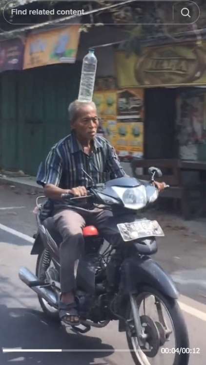 Viral Bapak-Bapak Unjuk Kebolehan, Bawa Botor di Atas Kepala Sambil Naik Motor di Jalan