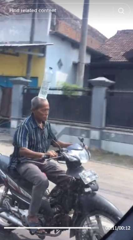 Viral Bapak-Bapak Unjuk Kebolehan, Bawa Botor di Atas Kepala Sambil Naik Motor di Jalan