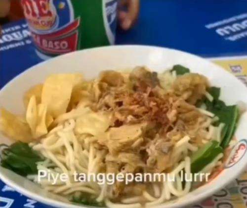 Mie ayam bonus belatung.