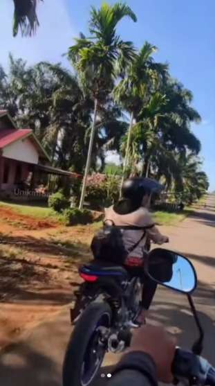 Masya Allah! Pengendara Motor Rekam Temannya di Jalan, Tak Sengaja Menyorot Awal Bentuk Lafadz Allah Masya Allah! Pengendara Motor Rekam Temannya di Jalan, Tak Sengaja Menyorot Awal Bentuk Lafadz Allah