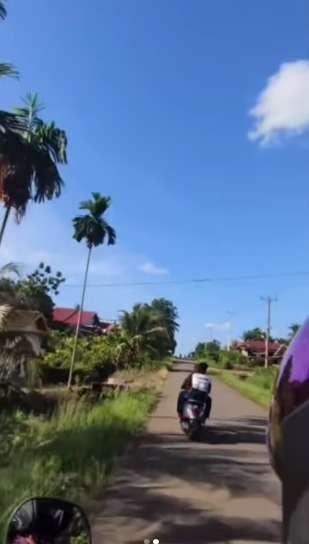 Masya Allah! Pengendara Motor Rekam Temannya di Jalan, Tak Sengaja Menyorot Awal Bentuk Lafadz Allah Masya Allah! Pengendara Motor Rekam Temannya di Jalan, Tak Sengaja Menyorot Awal Bentuk Lafadz Allah