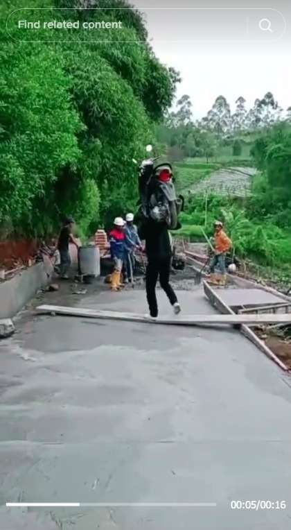 Di Luar Nalar! Bukan Putar Balik, Pria ini Malah Angkat Motornya saat Terhalang Jalan yang Baru Dicor