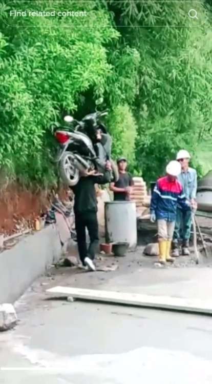 Di Luar Nalar! Bukan Putar Balik, Pria ini Malah Angkat Motornya saat Terhalang Jalan yang Baru Dicor