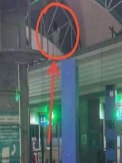 Penampakan makhluk halus di bangunan tua.