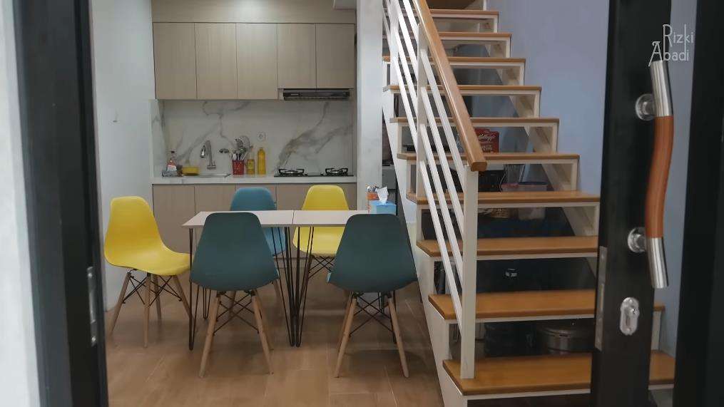 Rumah cantik dan fungsional di gang sempit.