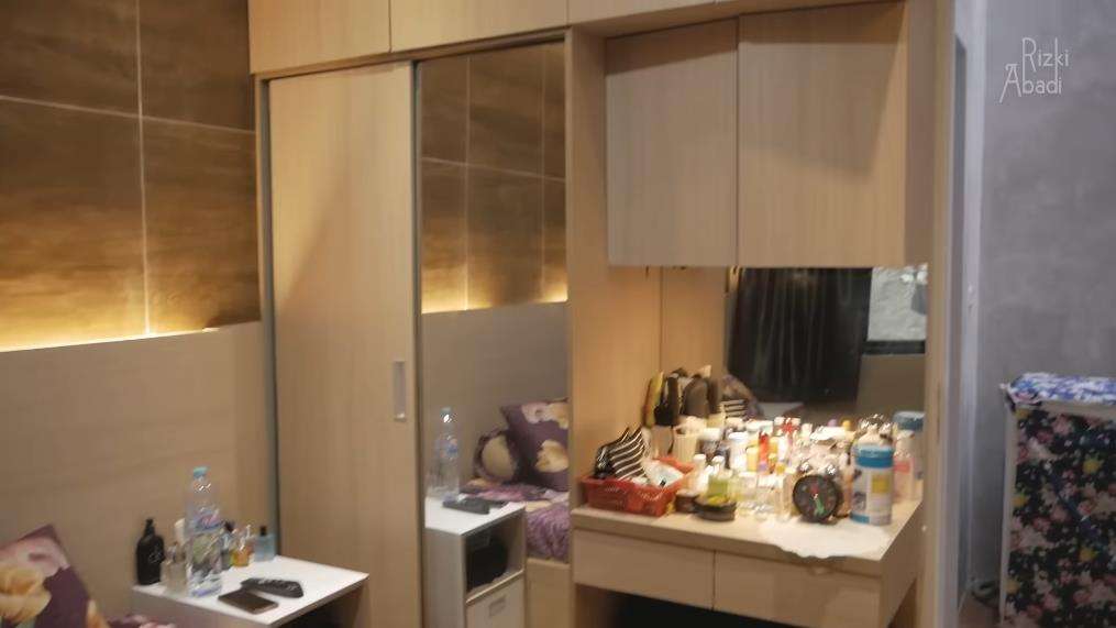 Rumah cantik dan fungsional di gang sempit.