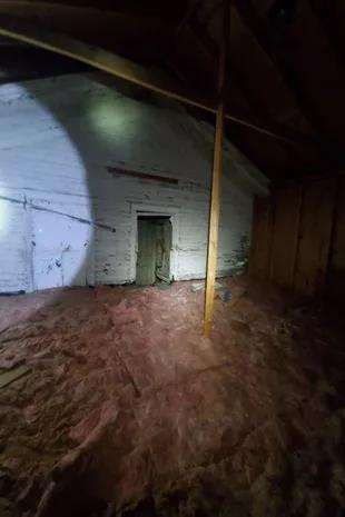 Rumah misterius di loteng.