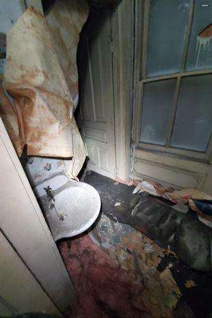 Rumah misterius di loteng.