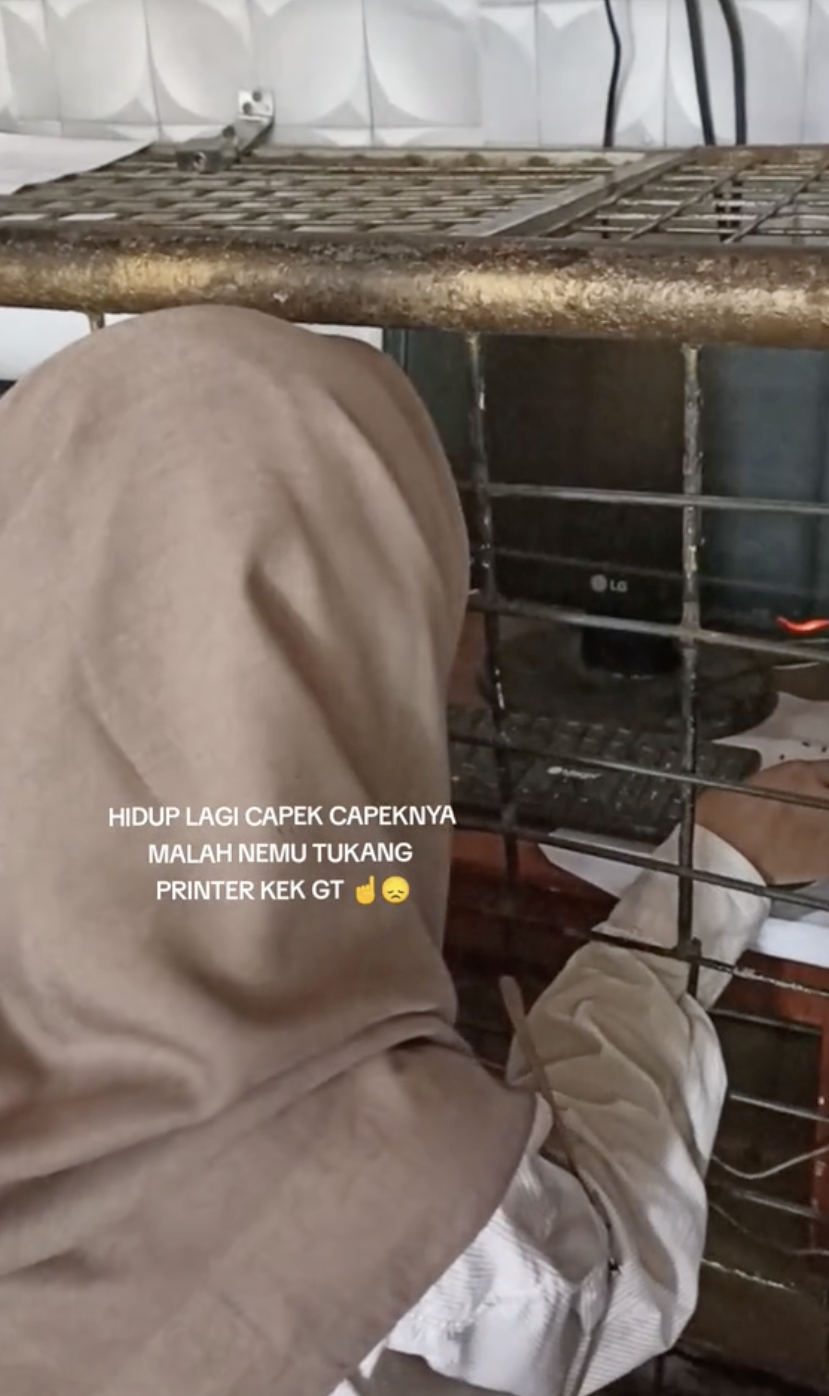 Printer dan Komputer Dipagar Besi