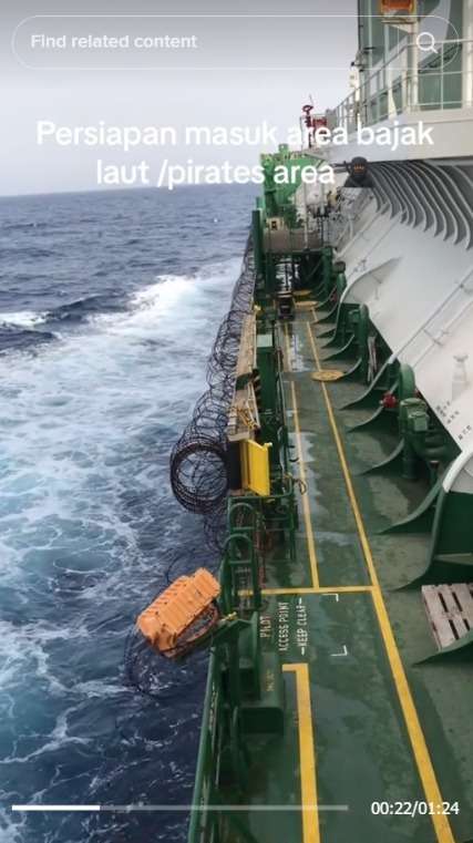 Momen Pelaut Siapkan Kapal Saat Masuk Pirates Area, Pasang Kawat Berduri Hingga Jemput Tentara Bayaran