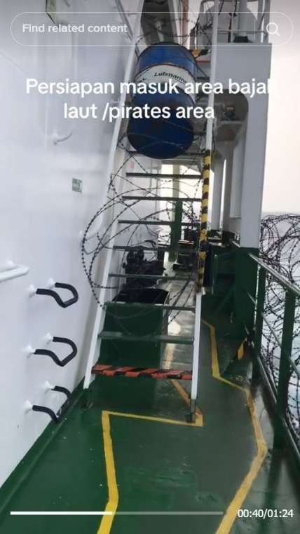 Momen Pelaut Siapkan Kapal Saat Masuk Pirates Area, Pasang Kawat Berduri Hingga Jemput Tentara Bayaran