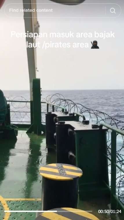 Momen Pelaut Siapkan Kapal Saat Masuk Pirates Area, Pasang Kawat Berduri Hingga Jemput Tentara Bayaran
