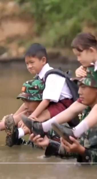 Momen TNI Wilayah Perbatasan Gendong Anak SD Menyebrang Sungai, Airnya Setinggi Dada Orang Dewasa