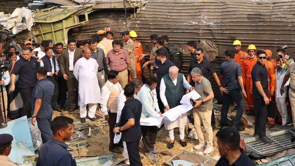 PM INdia Narendra Modi di lokasi kecelakana kereta