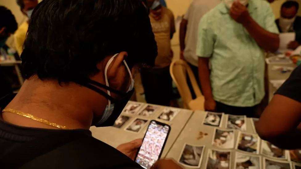 Kerebat korban tengah mencari kerabat di foto korban tabrakan