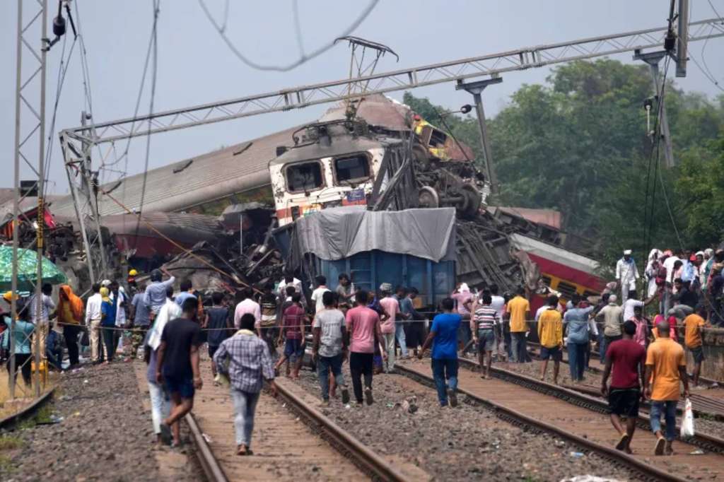 Foto kecelakaan keretaapi Odisha, India