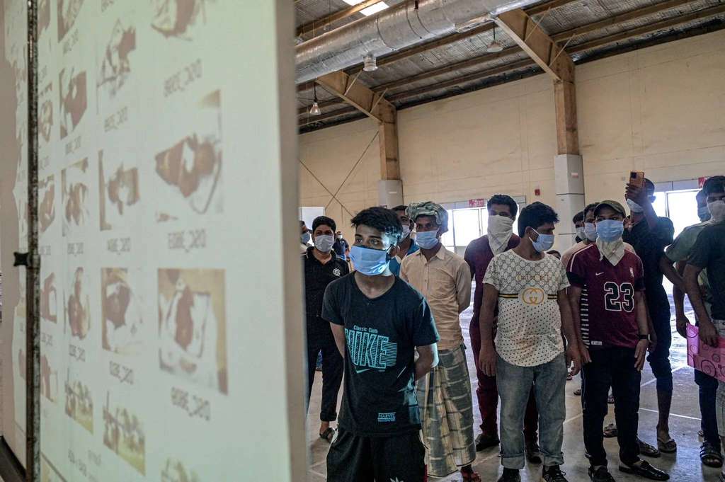 Keluarga mencoba mengidentifikasi foto korban kecelakaan kereta Odisha