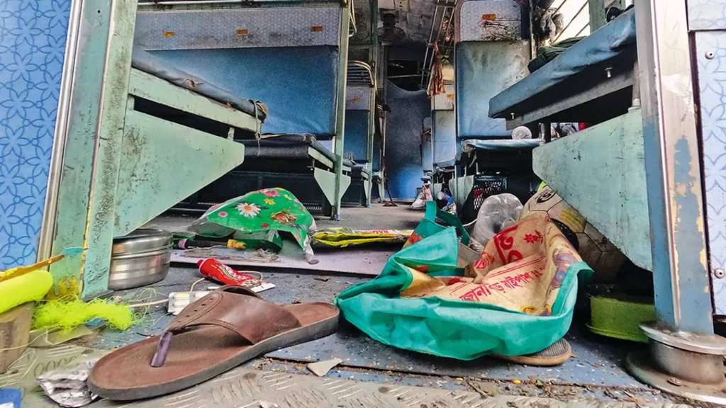 Foto suasana dalam gerbong usai kecelakaan kereta Odisha