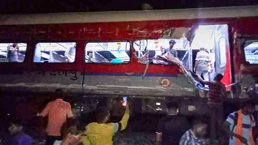 Bagian kereta yang koyak karena tabrakan