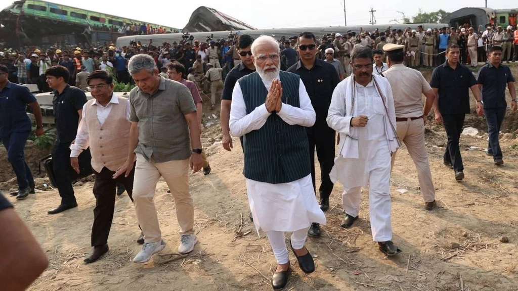 PM Narendara Modi saat mengujungi lokasi kecelakaan