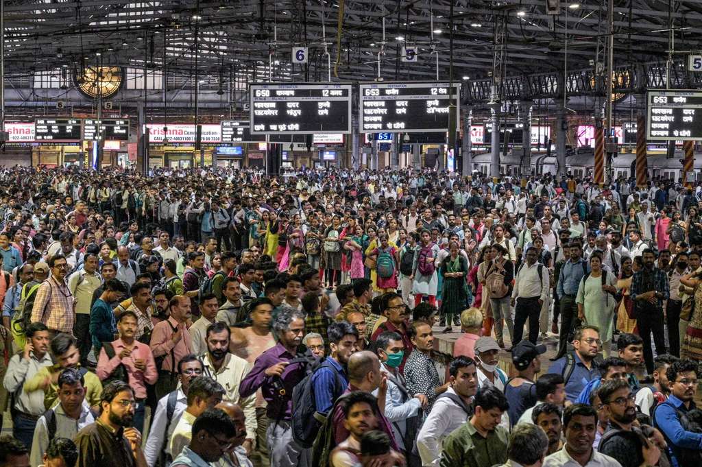 Penumpang kereta api di India membuat isi kereta sesak