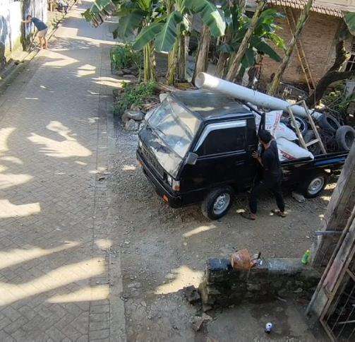 Momen ngakak saat pria dorong mobil pikap.