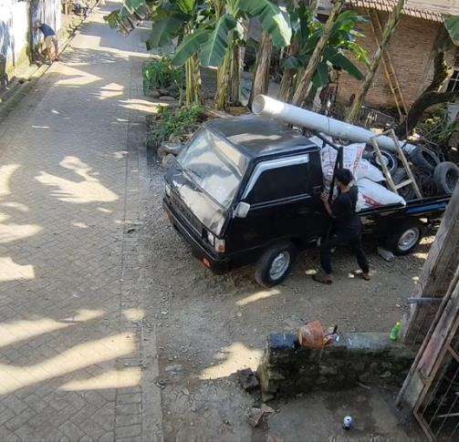 Momen ngakak saat pria dorong mobil pikap.