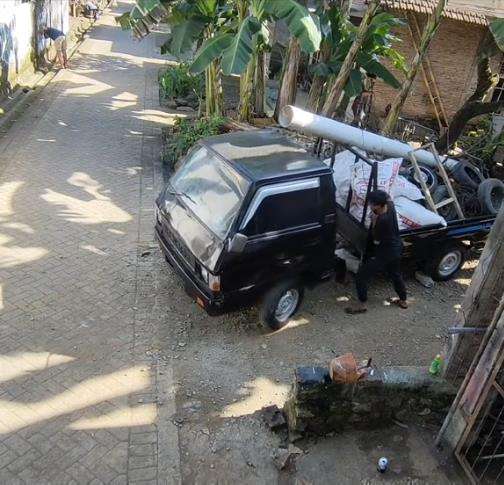 Momen ngakak saat pria dorong mobil pikap.