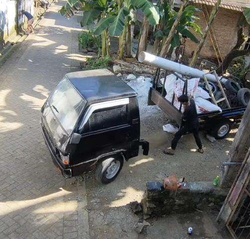 Momen ngakak saat pria dorong mobil pikap.