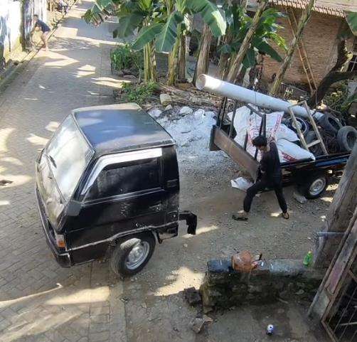 Momen ngakak saat pria dorong mobil pikap.
