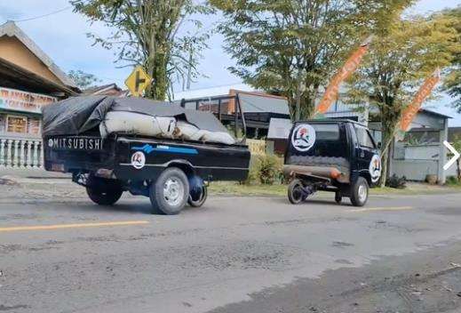 Momen ngakak saat pria dorong mobil pikap.